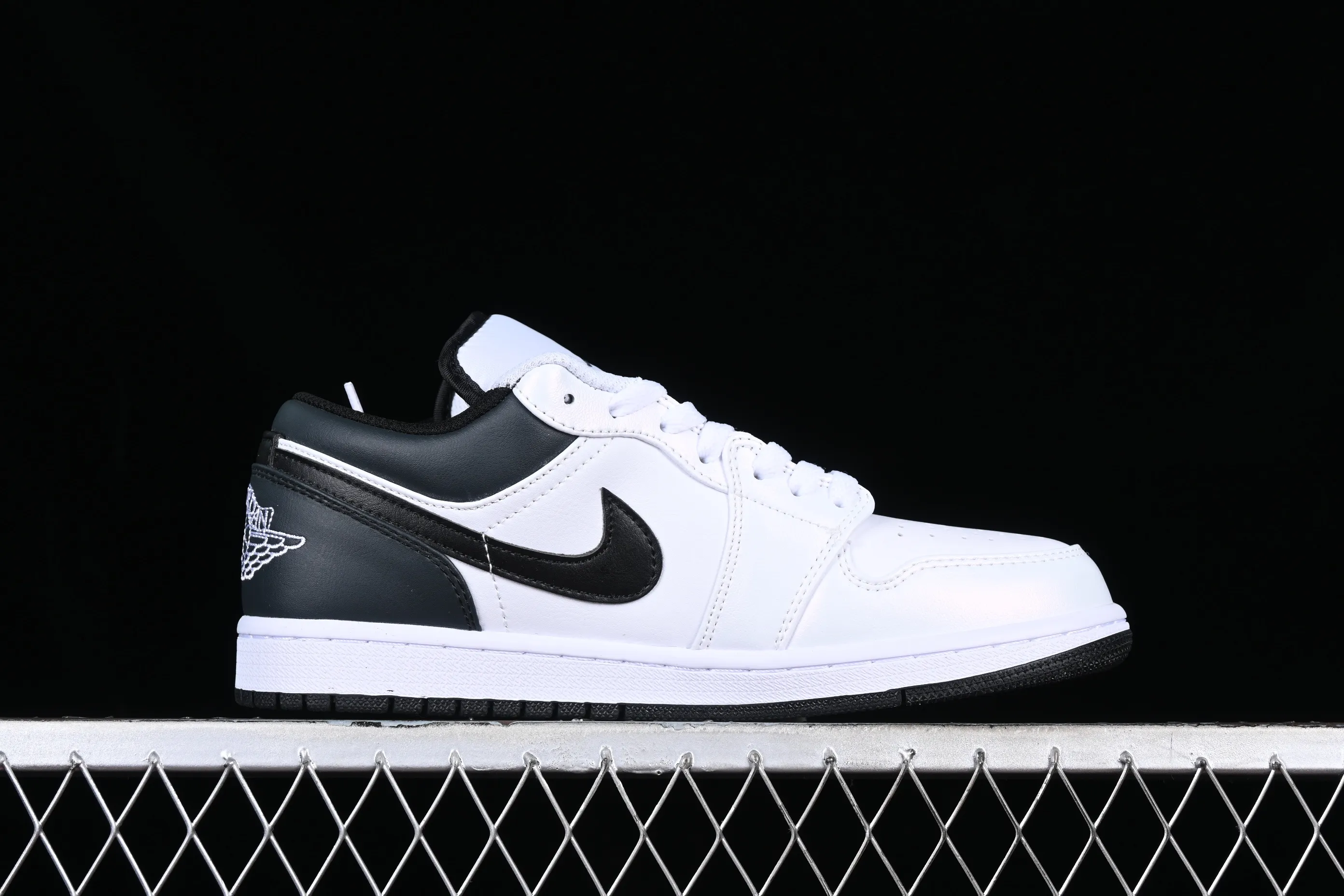 All categories Air Jordan Jordan series basketball shoes Air Jordan 1 Low Z version Air Jordan 1 Low AJ1 Joe 1 white and black color matching low-top cultural casual sneakers 553560-132